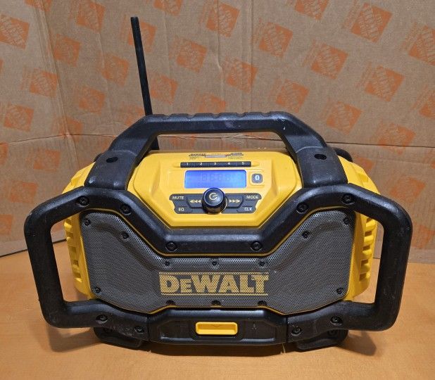 Dewalt 20V MAX Bluetooth Radio with built-in Charger No Low Offers/Trades Pls, Price is Firm Pick up in Burien Yes Available