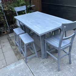 Beautiful Wood dining Table With  4  machines stood X2 Chairs 