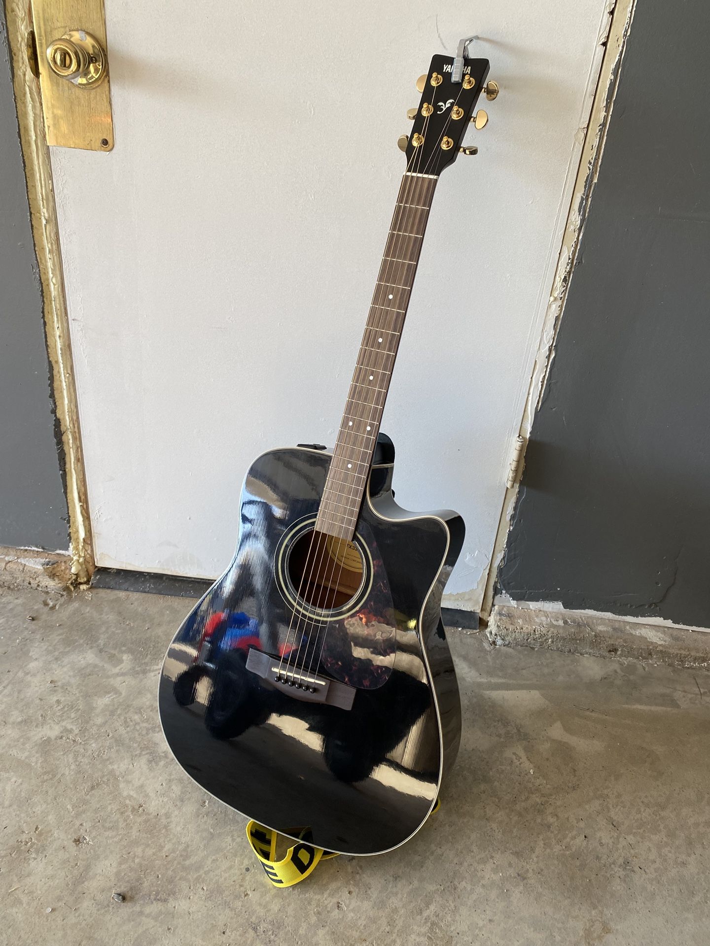 Yamaha 6 String Acoustic