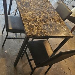 Medium Table Whit 4 Chairs For Sale. Mesa Mediana Con 4 Sillas De Venta.