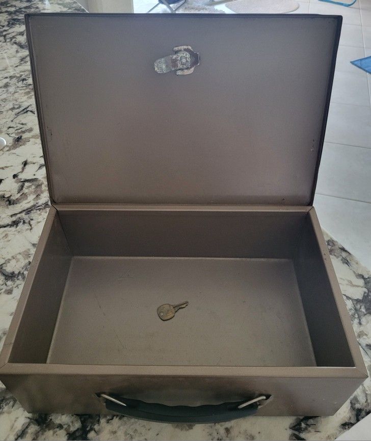 LOCK BOX SAFE WITH KEY - WEIGHS 8 LBS 13"LONGx5"TALLx8.5"DEEP