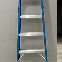 Werner 8 ft. Fiberglass Step Ladder (12 ft. Reach ) with 250 lb. Load Capacity Type I Duty Rating Werner 8 ft. Fiberglass Step Ladder (12 ft. Reach ) 