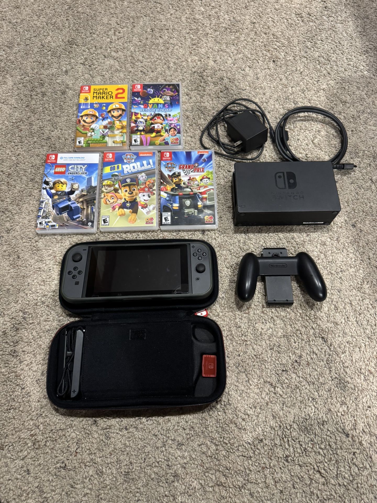Nintendo switch comes with everything what you see in picture works great my kids don’t play with it no more