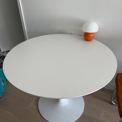 Round Tulip Dining Table 