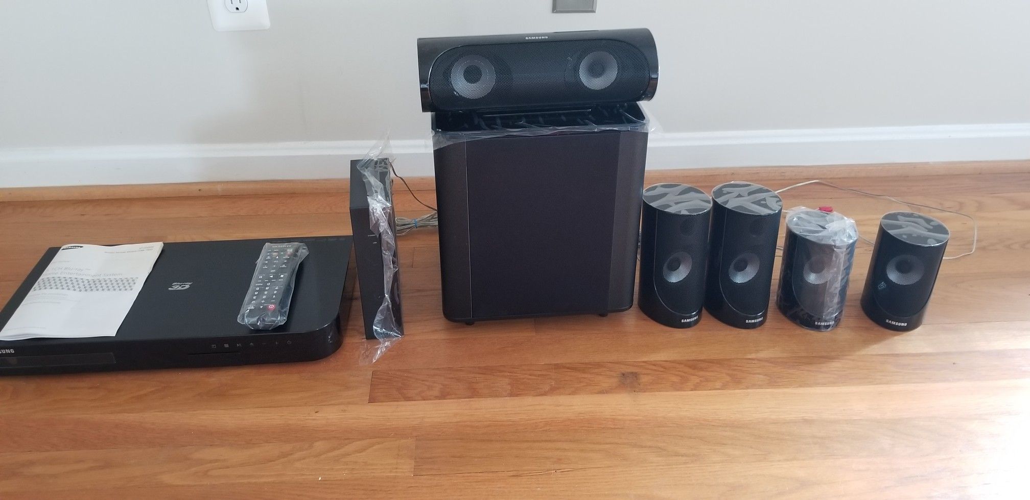 Samsung HT-J5500W Blu-Ray 5.1 Surround Sound System /w Speakers