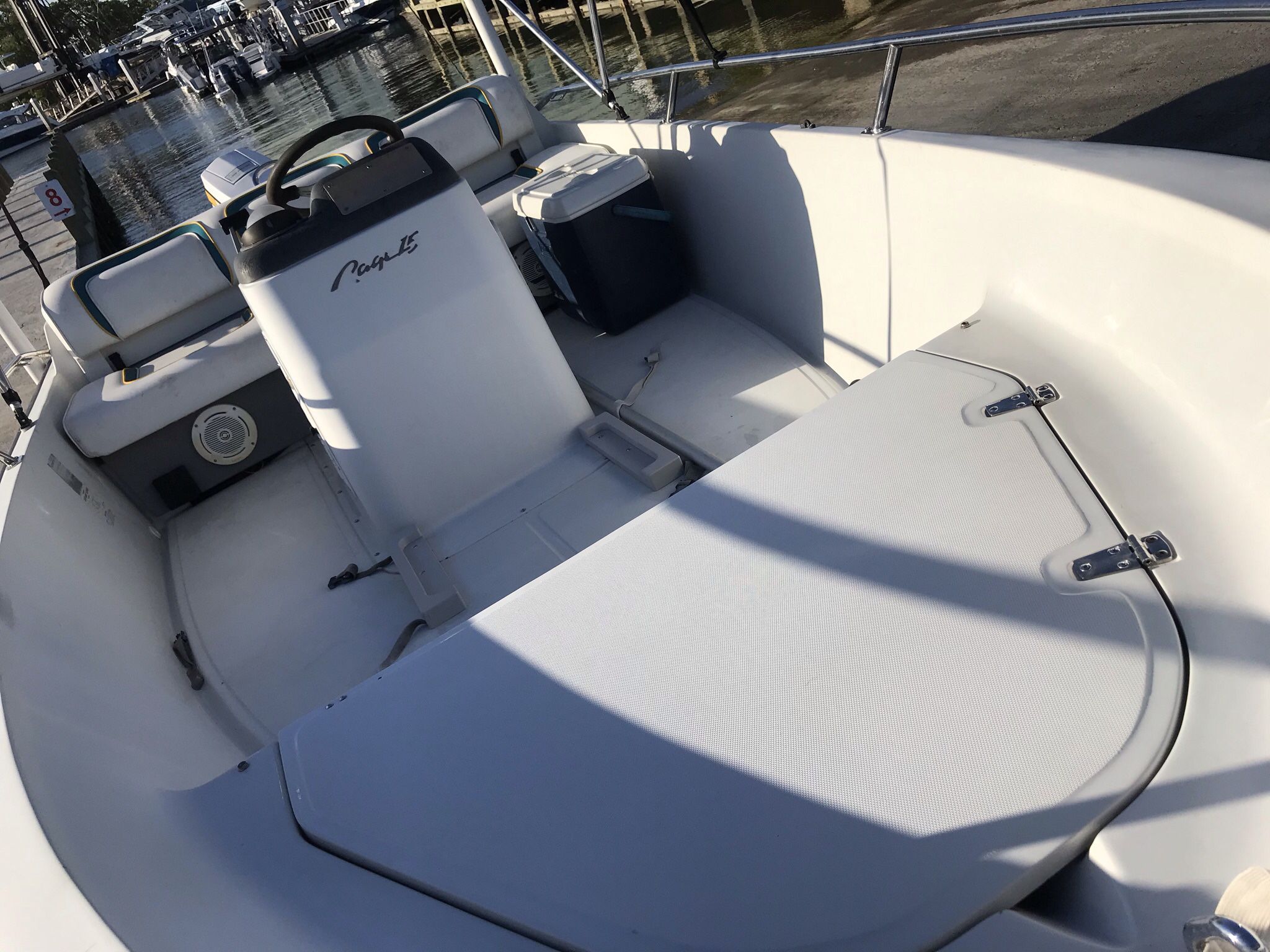 Photo Boston Whaler 16 Hull Only No Motor !!! Rigged For Johnson Outboard, 50 To 70 Hp.