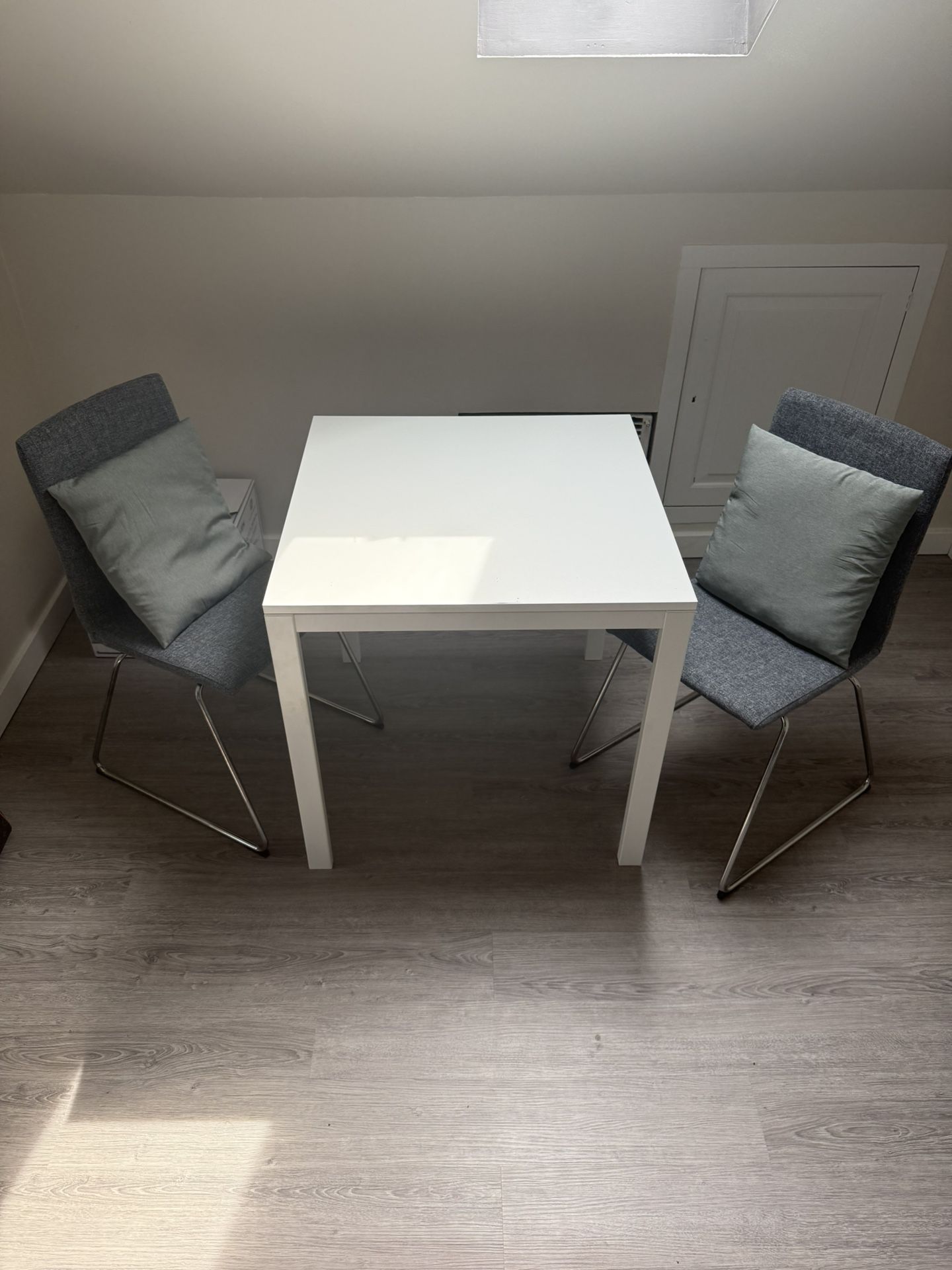 Kitchen Table Set W/Chairs&Pillows