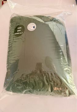 Brand New Reversible Twin/Twin XL Down Alt Comforter - Green