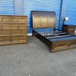 Queen Size Bed Set ! Bedroom Set ! Queen Bed Frame Nights Stands Dresser And Mirror ! Queen Bed ! Free Delivery