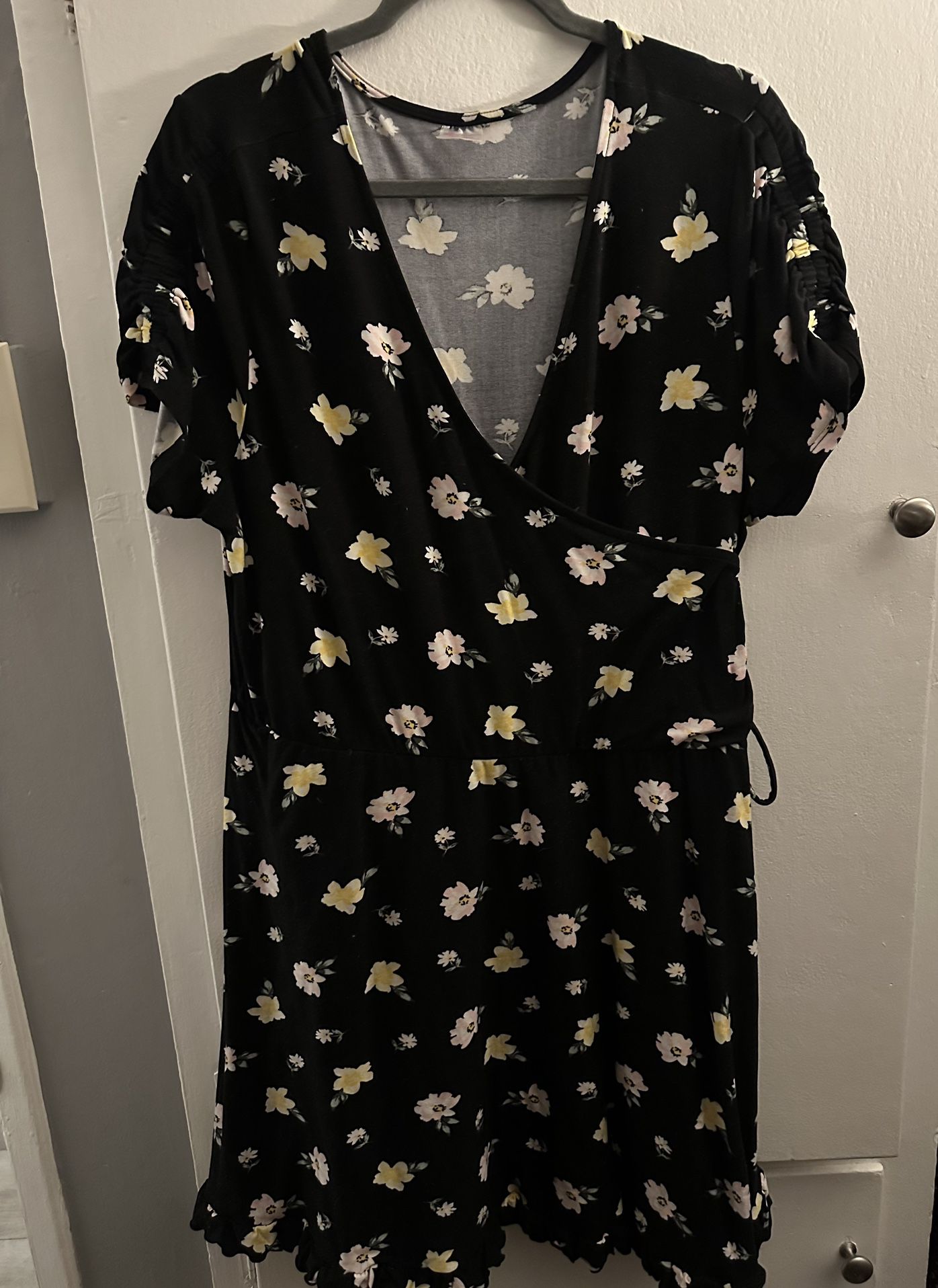 Women’s / Juniors Wrap Dress Size XXXL (21)