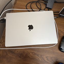 Apple Macbook M3 16 Inch