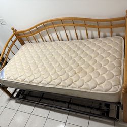 Twin Size Wooden/Metal Daybed with Trundle