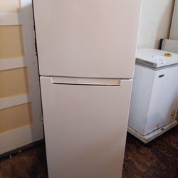 Magic Chef  Refrigerator White