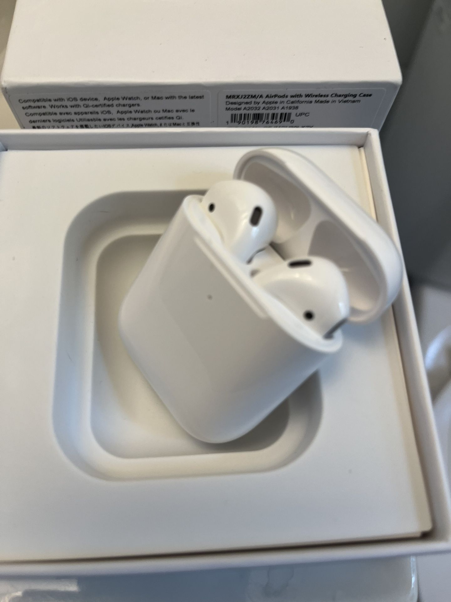 Like New AirPods 2nd Generation Headphones Earbuds