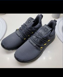 Mens Adidas Size 11 NEW