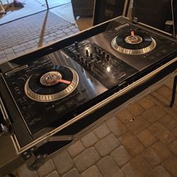Numark ns7 dj system with road case 