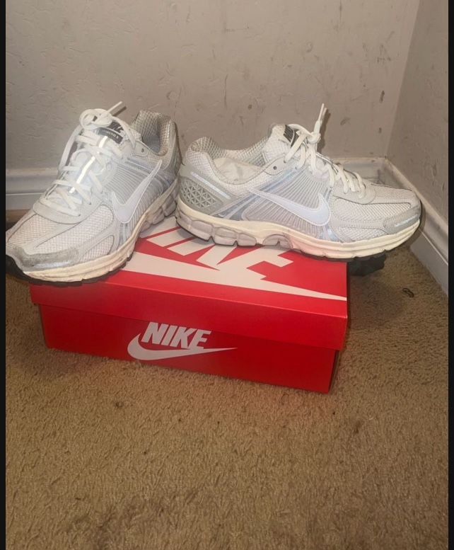 White Nikes 9.5