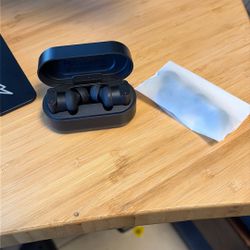 Status Between 3ANC Earbuds