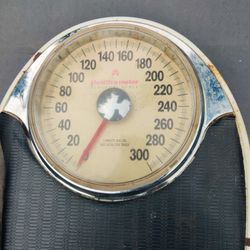 VINTAGE BATHROOM SCALE