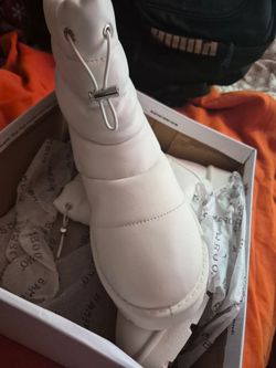 Botas  muy bonitas las 2 .