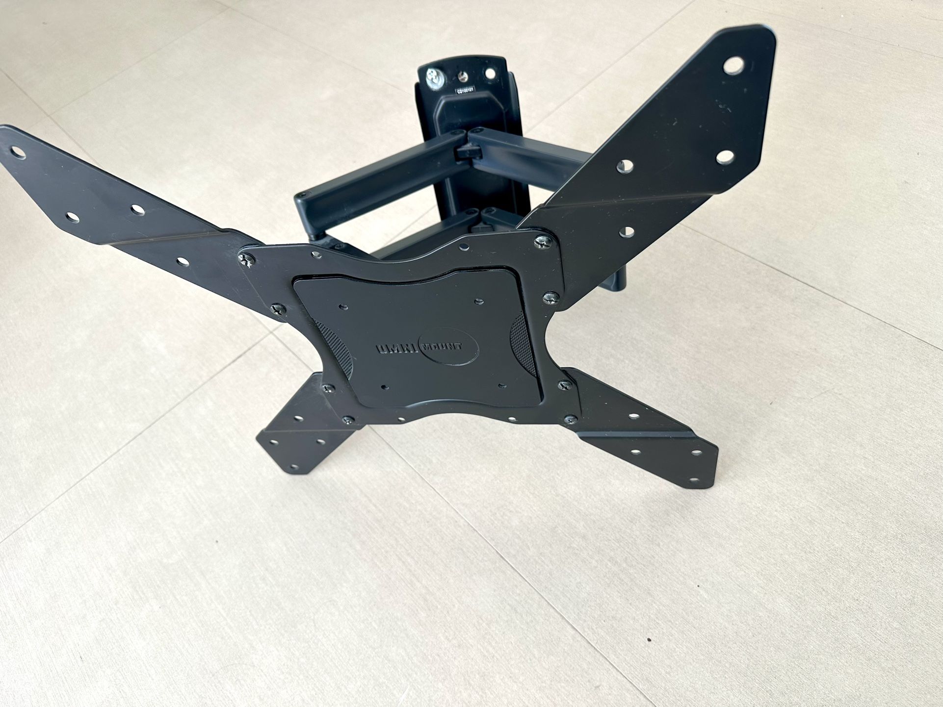 Full motion tv mount the Omni Mount CD100101