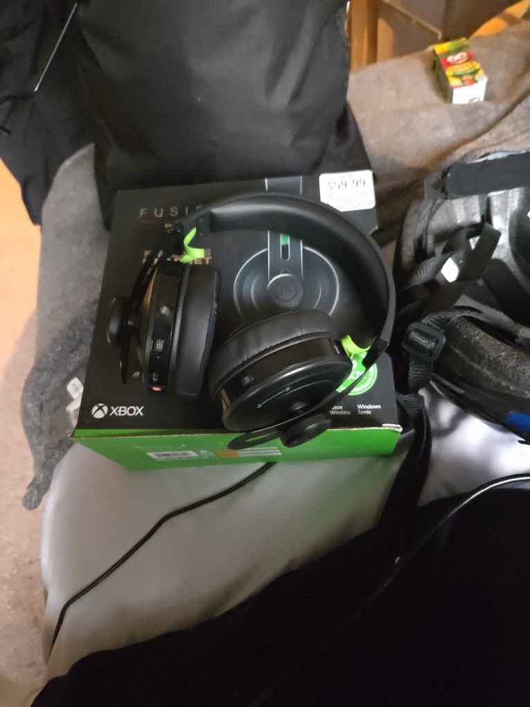 Xbox Headphones For XBOX Only Dose Not Come With Mic Or Charger Just Headphones Looking For At Least 45$