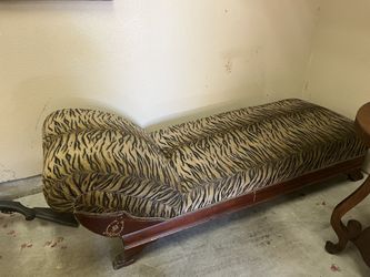 Fainting Sofa