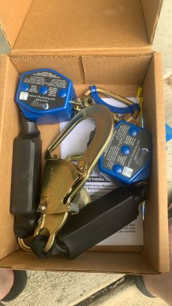 2 Harnesses - 2 Self Retracting Lanyards