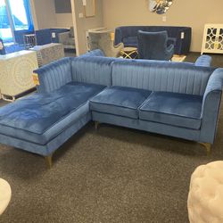 Giselle 2-Piece Sectional 