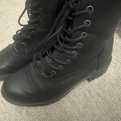 BLACK BOOTS • 6.5