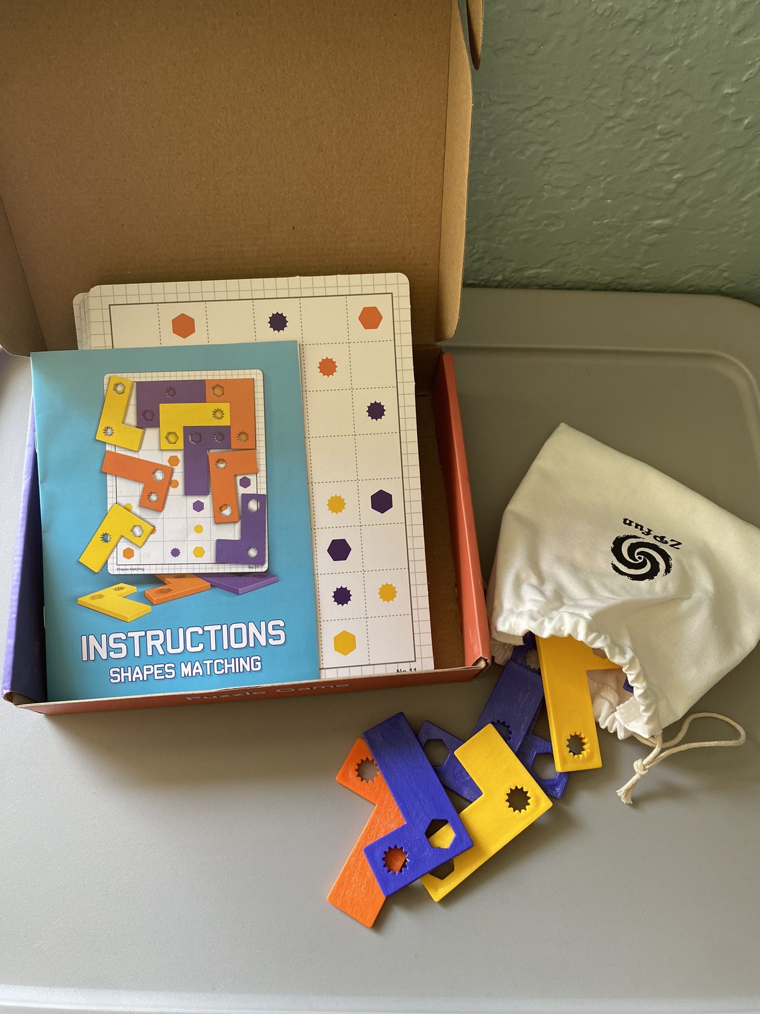 Shapes Matching Puzzle Game, Montessori Toy, 3+, Brand New