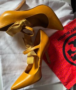 Beautiful  mustard yellow tone Tory Burch shoes 👠