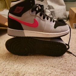 Size 4 Y Nike Jordans