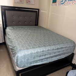 Full size bed and 5 drawer dresser 