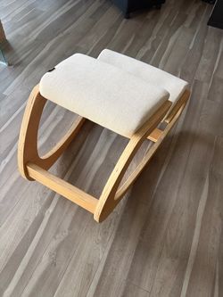Ergonomic kneeling chair