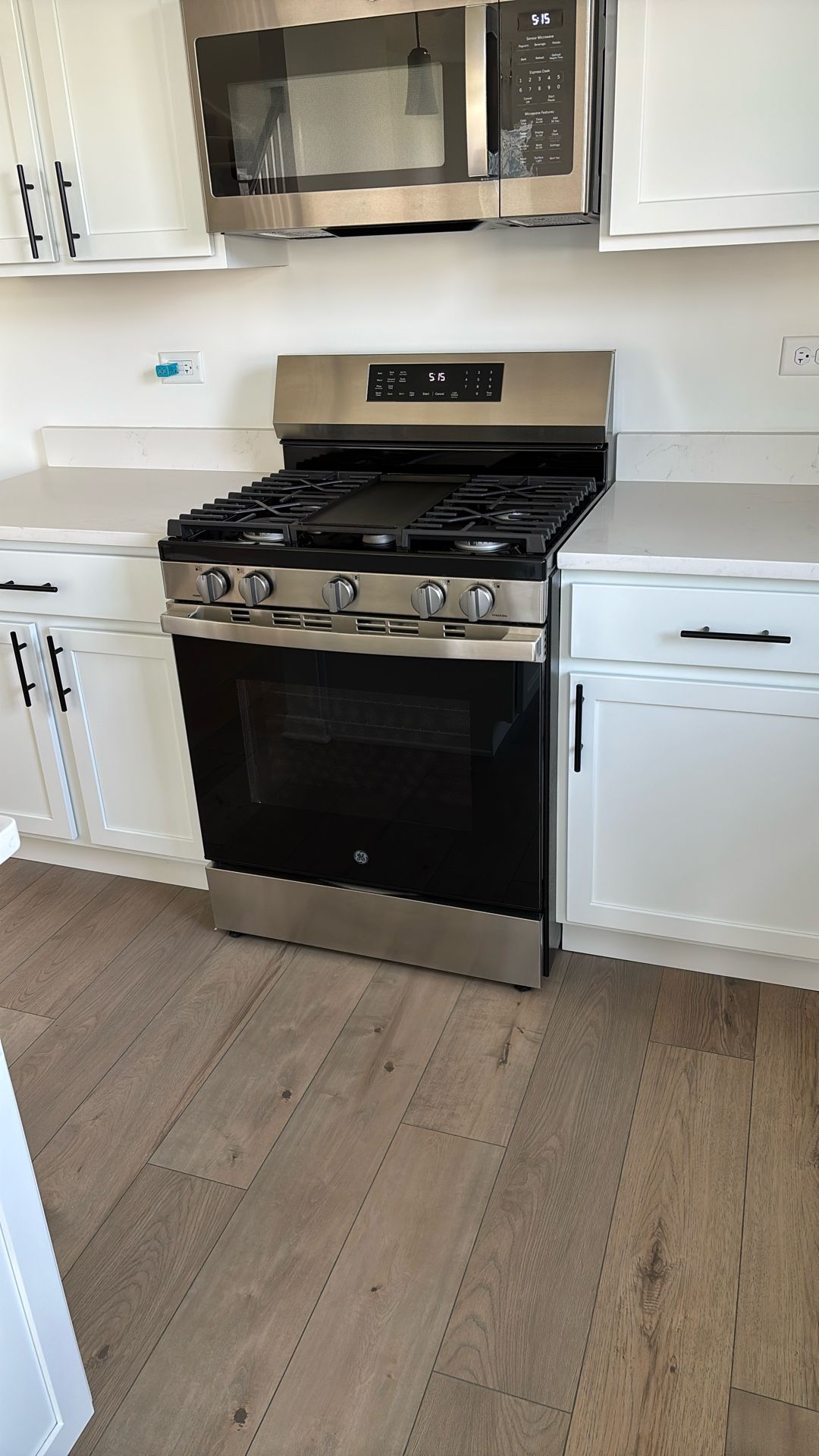 Brand New GE Gas Range 600 Series 30 In. Free-Standing in Stainless Steel GGF600AV2SS