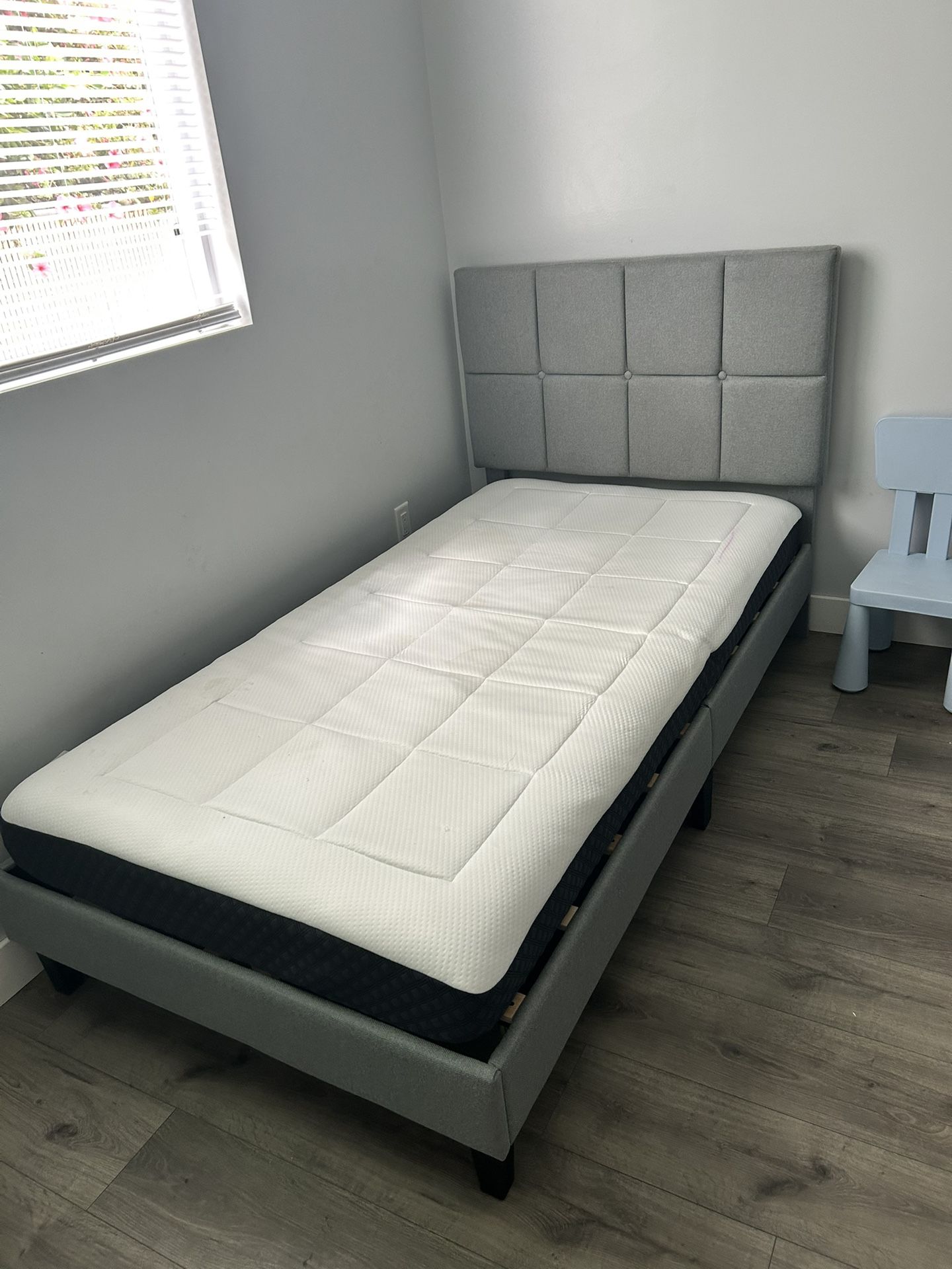 Bed frame and mattresse