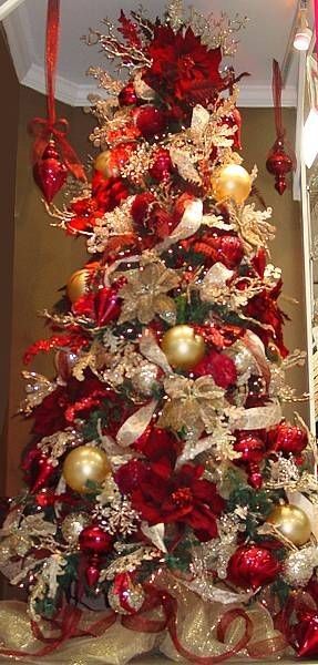 Estoy vendiendo este arbolito  Hermosa de 7 y medio y un santa de 6 pies es grande tengo muchas cosas de navidad