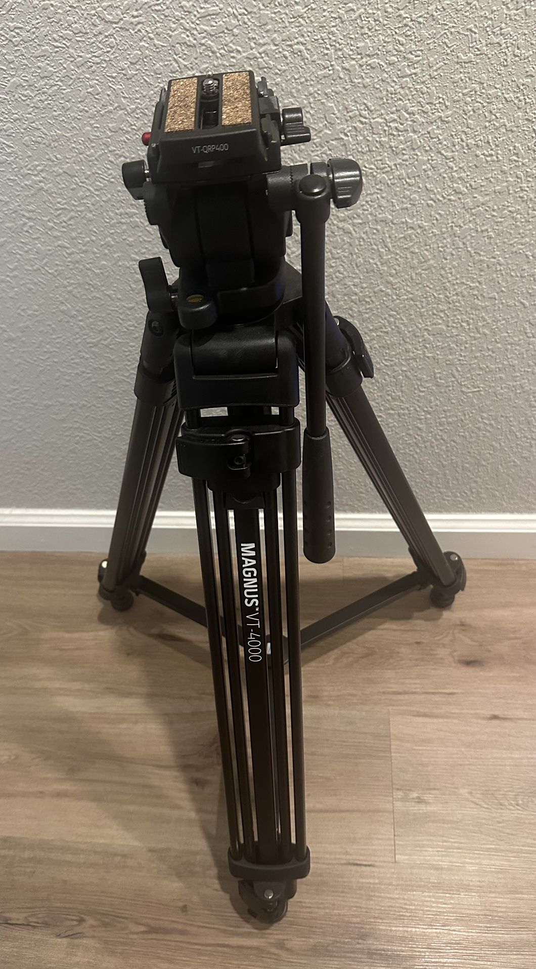 Magnus VT-4000 Tripod System w/ Fluid Head
