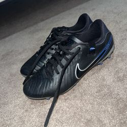 Nikes Soccer Cleats (size 6 Youth)