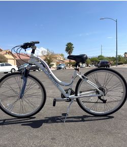 Schwinn Women’s Comfort Bike – Ready to Ride