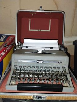 Vintage 1940's Royal Typewriter w/Case
