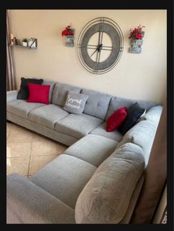 DELIVERY AVAILABLE 🚛! Beautiful Grey sectional couch from COSTCO!!