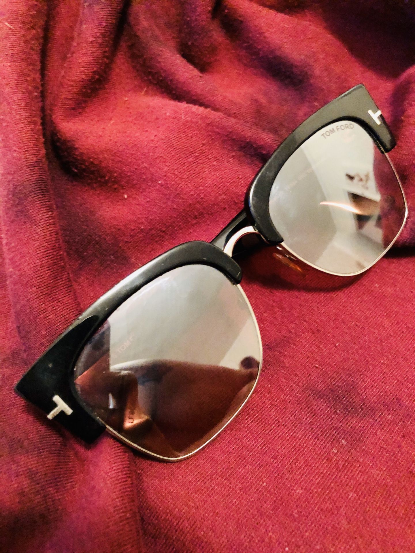 Tom Ford sunglasses (UNISEX) perfect condition with box and authentic TOMFORD case.