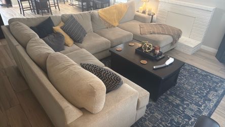 Sectional couch, light beige, big!