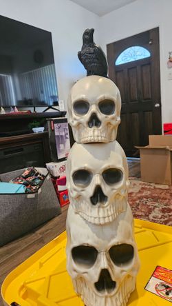 Set of three stacking skulls