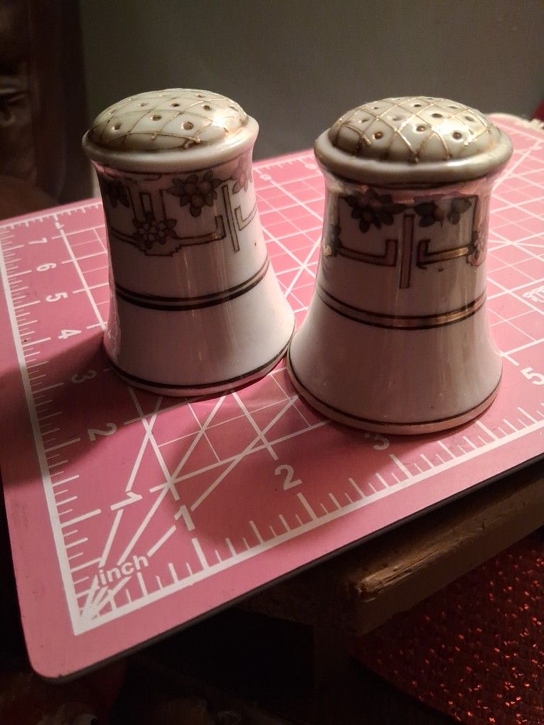 VINTAGE IMPERIAL NIPPON HAND PAINTED PAIR OF SALT AND PEPPER SHAKERS