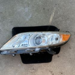 Toyota Sienna Driver side Headlight 