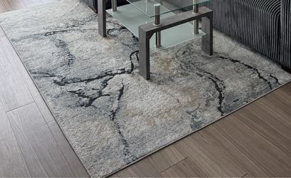 Abstract Area Rug 5'3"x7'3", Grey/Cream, Soft Category: Home & Garden › Rugs Condition: Like New Dimensions: 5'3" x 7'3" rectangle (63" x 87") · 0.39"