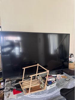 Televisión 25 pulgadas de alto  y 44 ancho , nace para la tele y una cama con todo y el colchón y si no quiere el colchón..,, pues la base solamente.